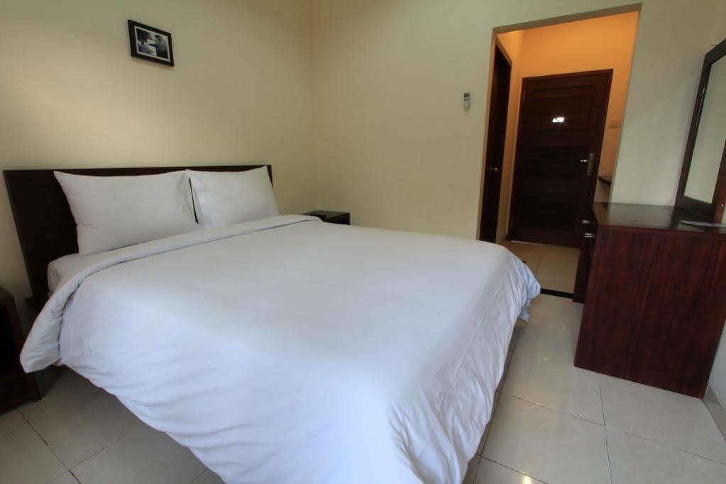 Surya Inn Kuta Lombok Esterno foto