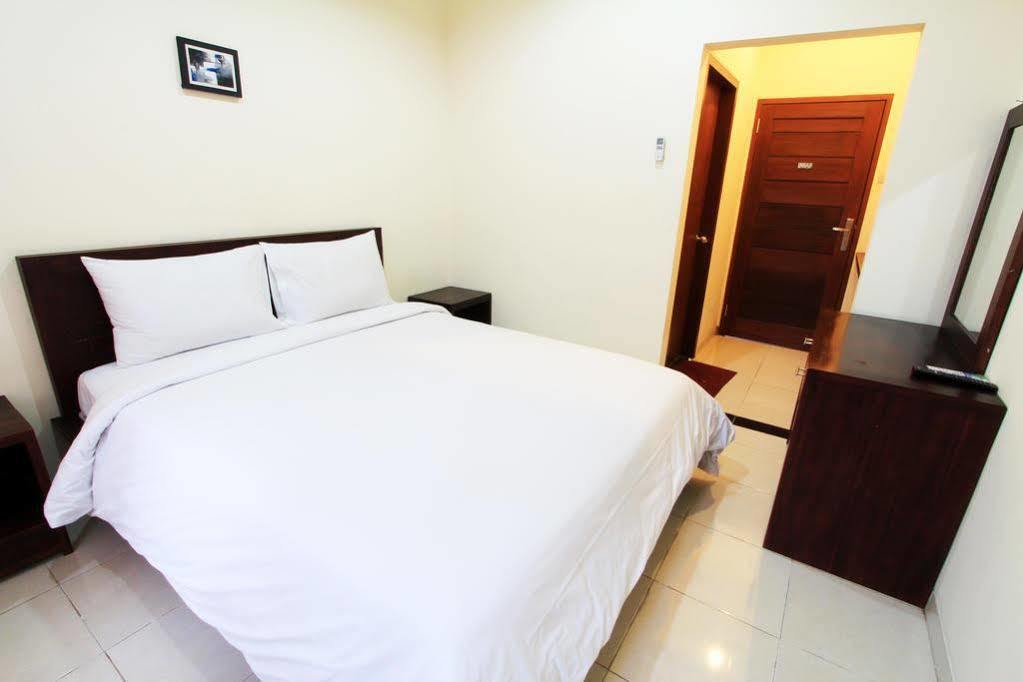 Surya Inn Kuta Lombok Esterno foto