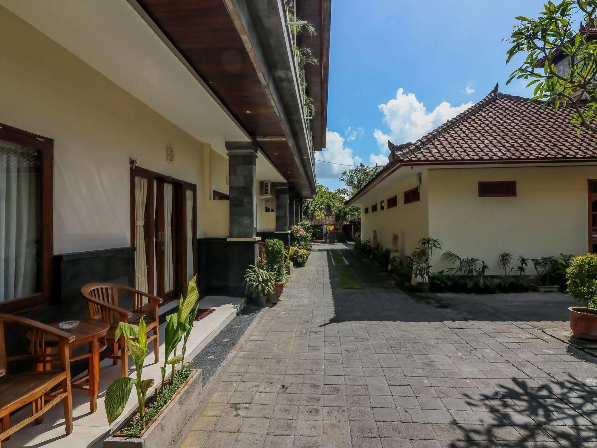 Surya Inn Kuta Lombok Esterno foto