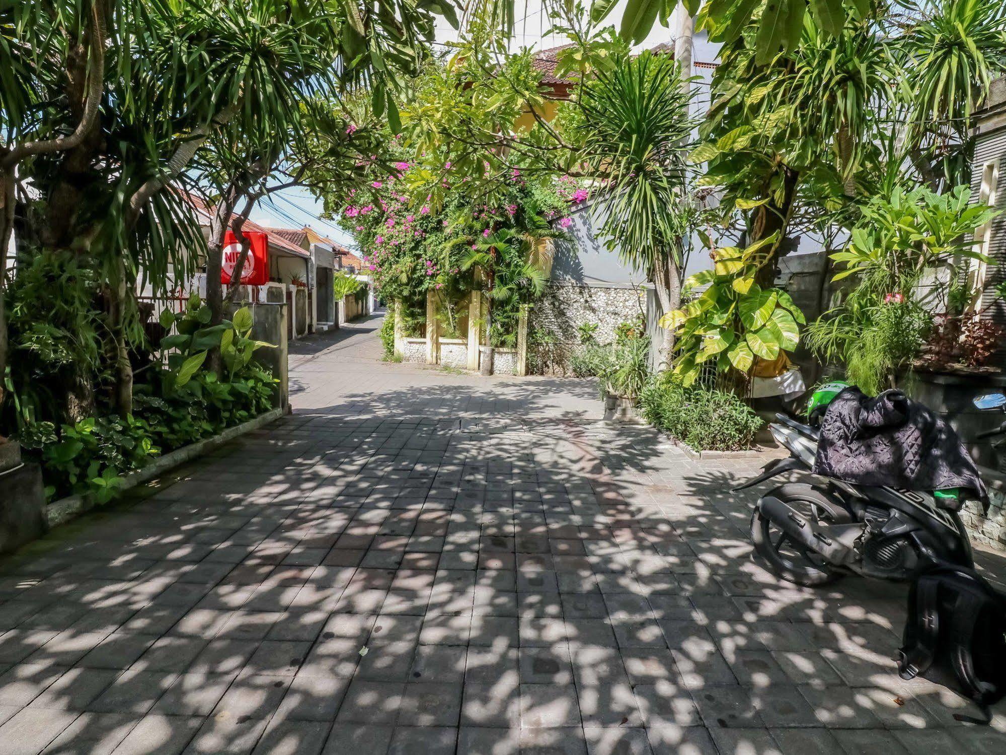 Surya Inn Kuta Lombok Esterno foto