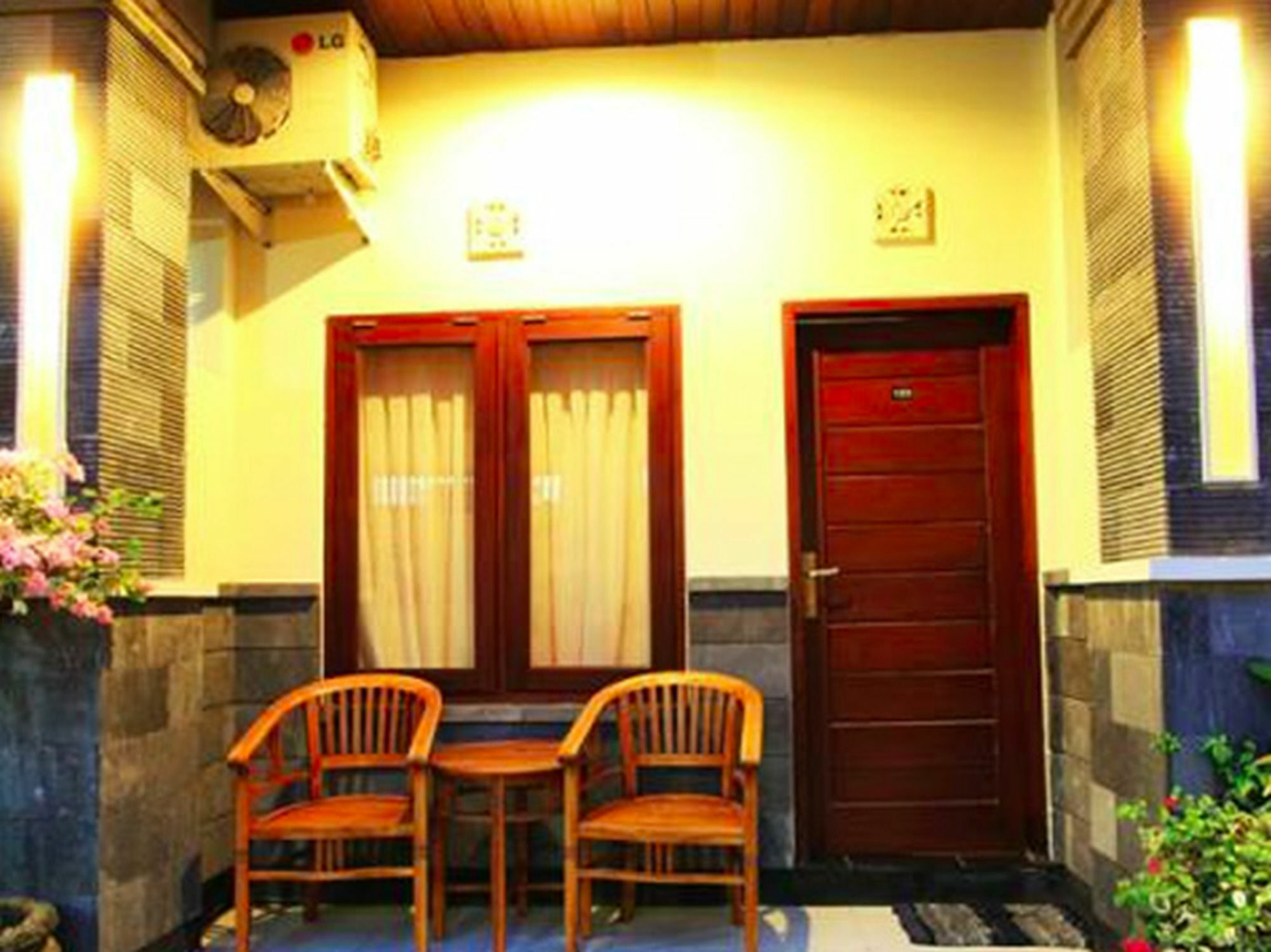 Surya Inn Kuta Lombok Esterno foto